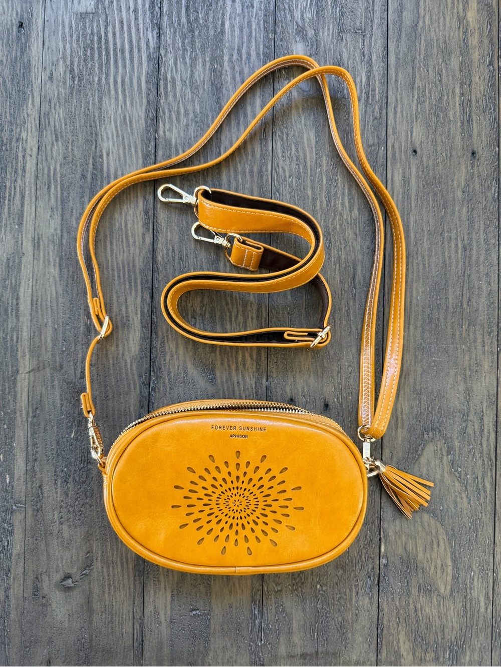 Aphison Forever Sunshine Leather Crossbody Bag
Includes two straps
New